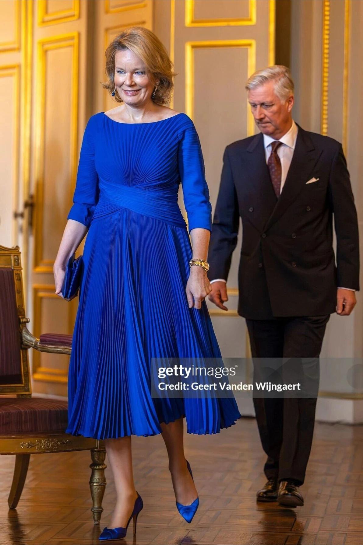 比利时王室新年招待会[红脸笑]玛蒂尔德王后穿了一条宝蓝色新裙子，修饰她高大的身材