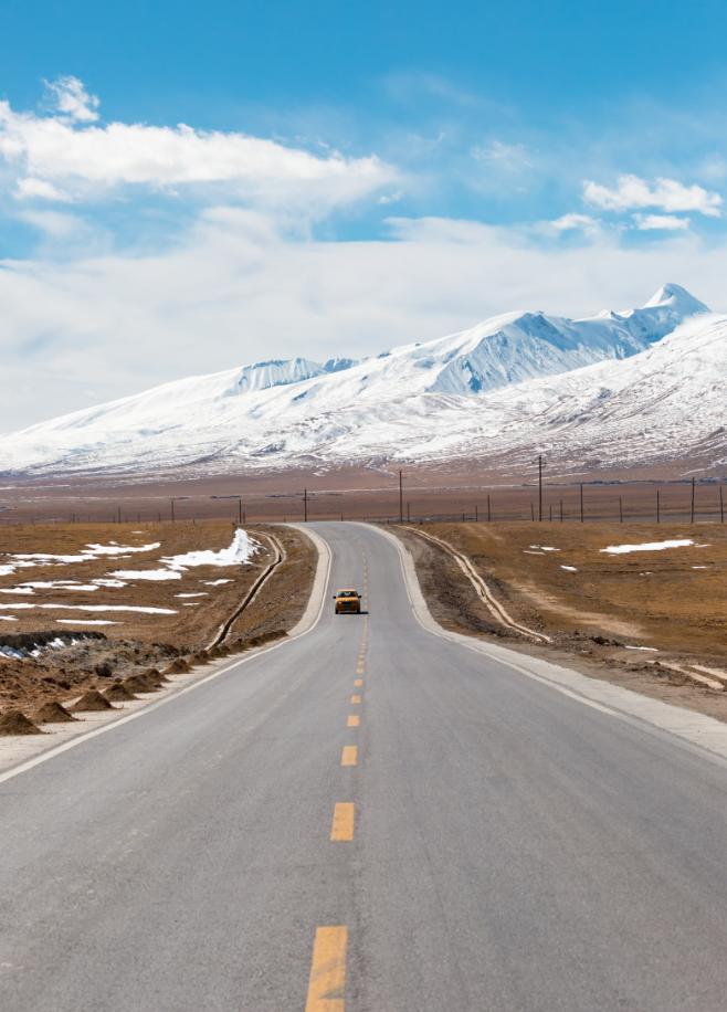 西藏的道路建设成果，真的是实打实的逆天级变化。旧西藏进藏要靠骑马步行，走三四个