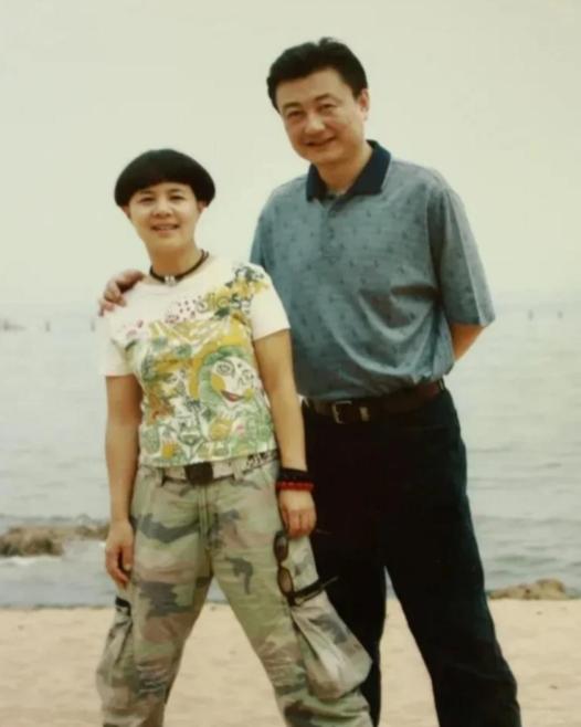 1988年，王宁和刘纯燕去办结婚登记。办事的大姐扫了一眼两人，目光落在刘纯燕身上