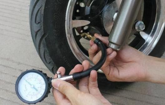 电动车胎压别乱充！充错费电又伤胎，很多人都不知道天天骑电动车，轮胎气压你真的