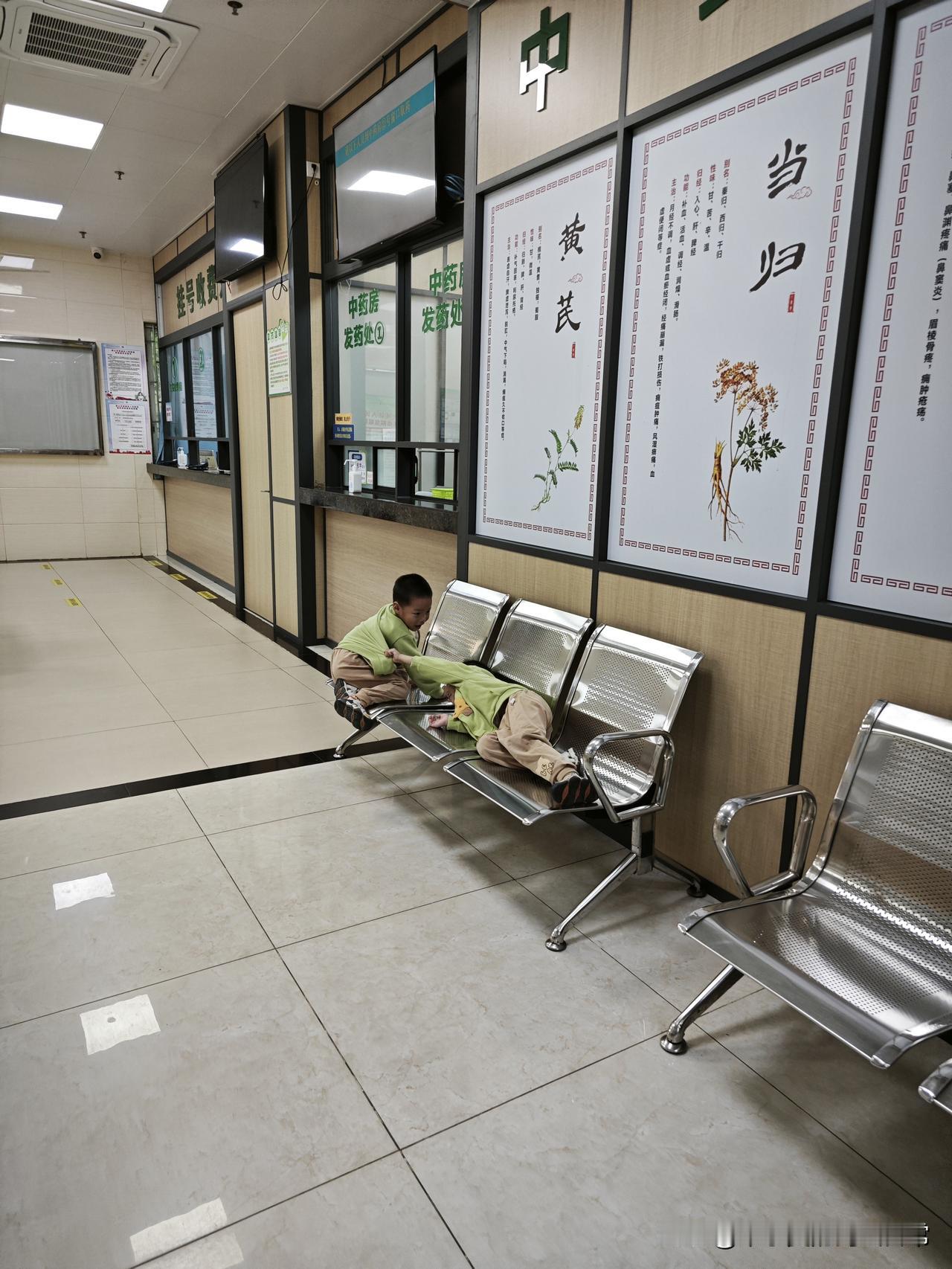 一家老小全烧了！成年人的崩溃，是从硬扛生病开始的孩子烧到40度，一边盯着体