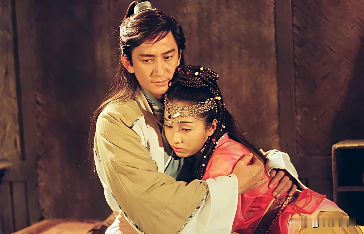 《倚天屠龙记》这剧经典，我印象深的是苏有朋版和吴启华版，剧情还真有点不同。苏