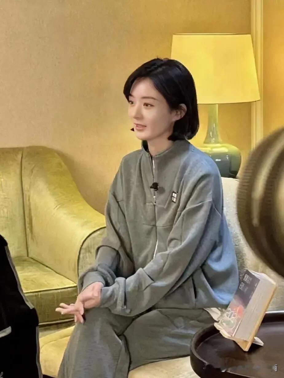 没有美颜和滤镜的赵丽颖，打扮的朴素，但这一种自信的样子真的好看，她完美地诠释了女