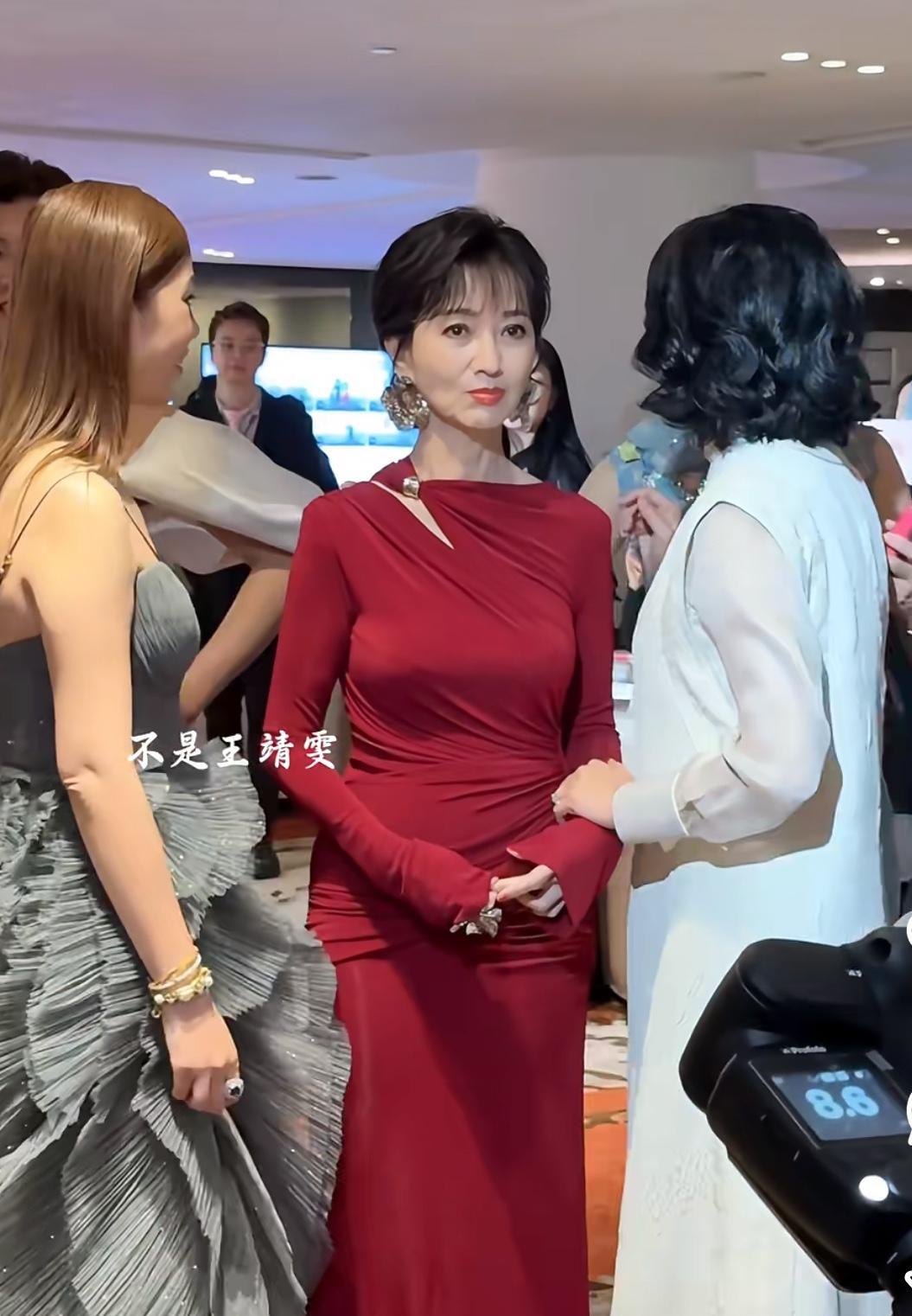 脸能花钱身材其实很难绝对是有健身但是即便如此也有点夸张[笑着哭]70岁比我