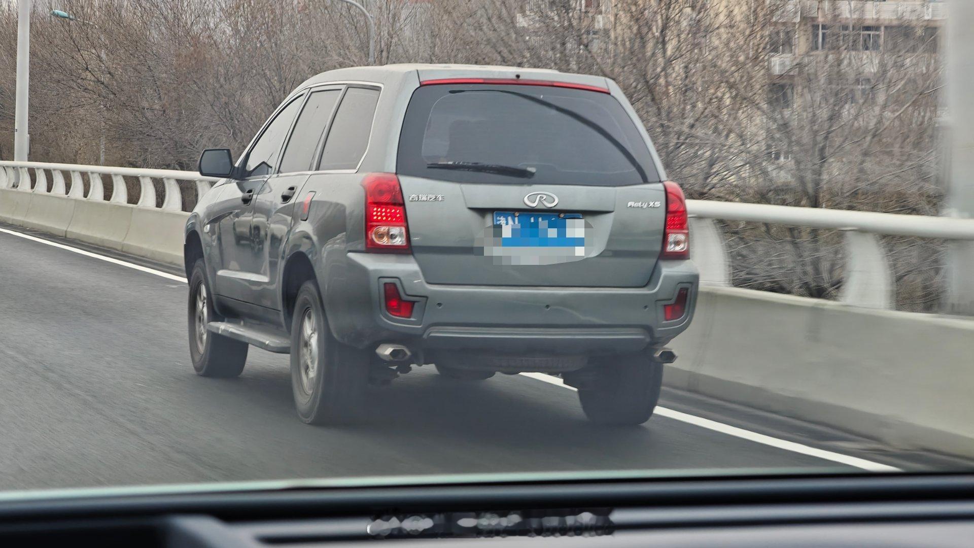 现在已经非常少见的威麟X5，当年奇瑞分品牌时代做的非承载SUV，2.0TACT