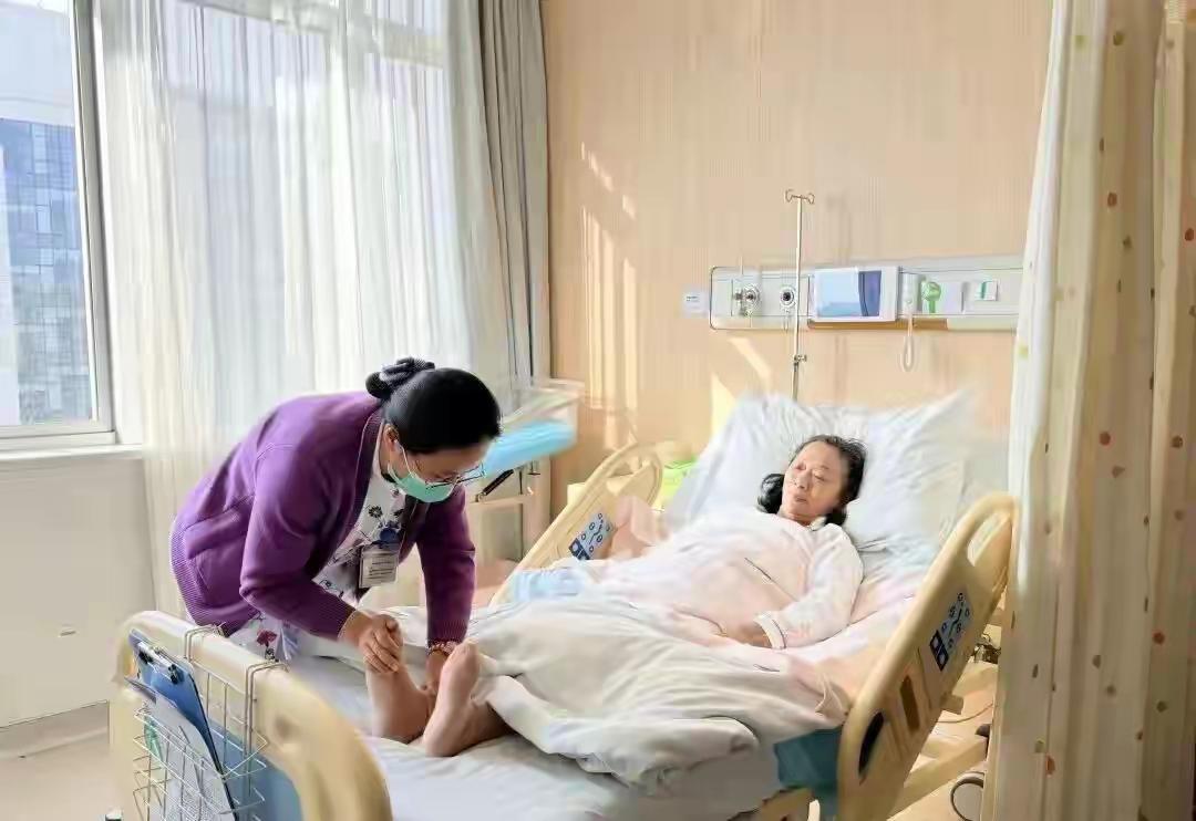 苏州59岁邹阿姨顺利生下4斤4两男婴，刷新了当地高龄产妇纪录，她说最大的动力就是