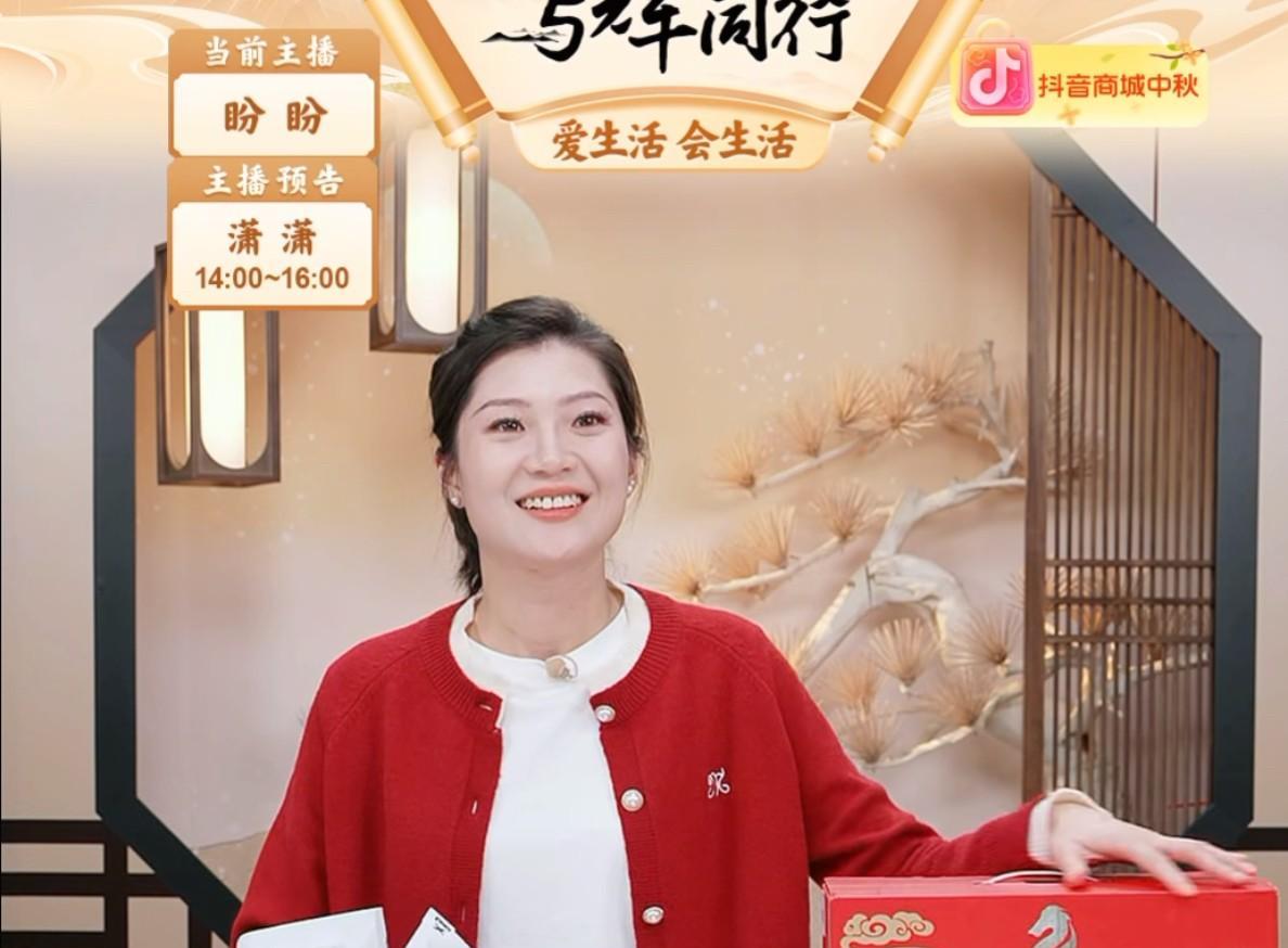 又被盼盼可爱到了[大笑]她说了两个小时的话，嗓子有些哑怕大家听感不佳，就夹着