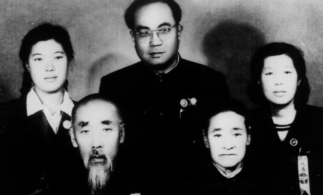 1932年秋天，一群荷枪实弹的伪军，在依兰县城截住了一辆挂着邮局标志的马车，强行