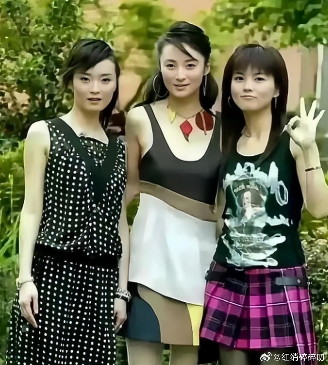 李湘气得把瘦瘦的照片翻出来了这应该是她最瘦的时候[大笑][大笑][大笑][大笑]