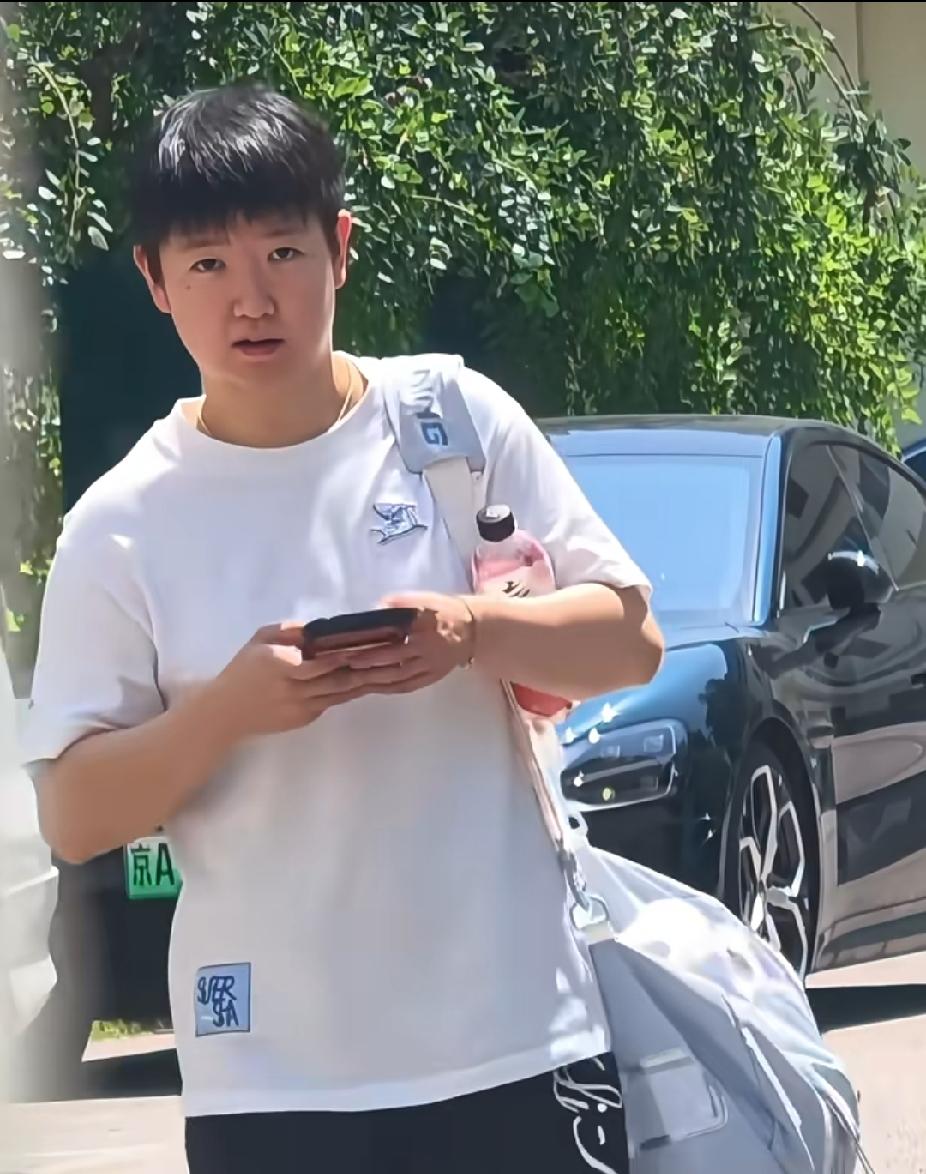 终于刷到孙颖莎训练路透！不少球迷早已思念成疾，日日夜夜心心念念。一身