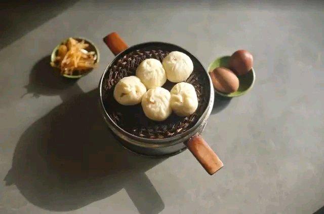 长期不吃早餐，身体真会狠狠报复。我有个朋友，仗着年轻，好几年都不吃早餐。起初没啥