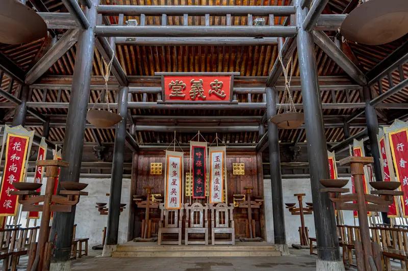 要说《水浒传》第一高手，公孙胜和卢俊义都有资格竞争。公孙胜身怀道法，在他在梁山时