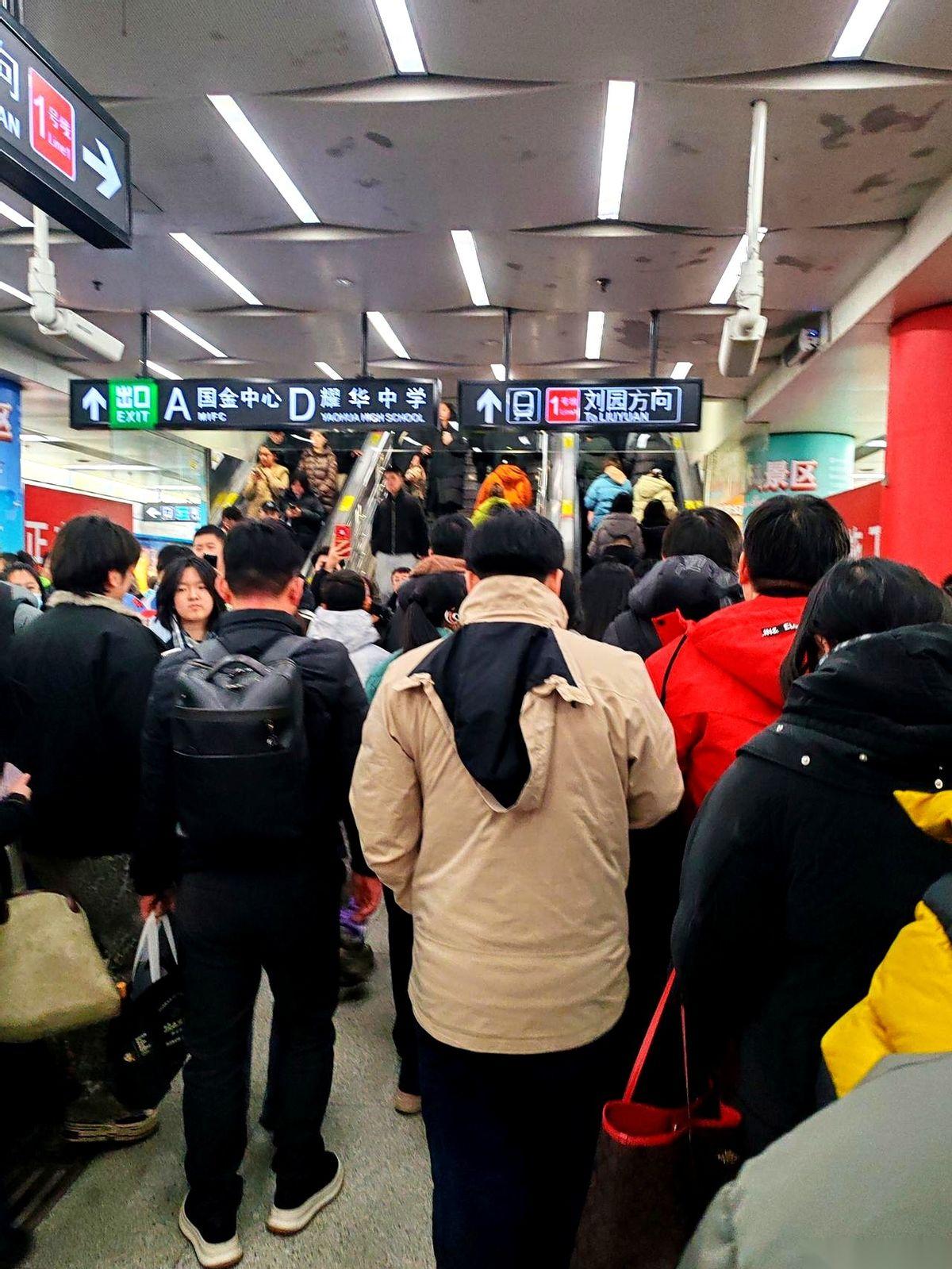 地铁口一出来，我直接傻眼。以为是去过个洋节，感受下浪漫气氛，结果好家伙，那阵仗