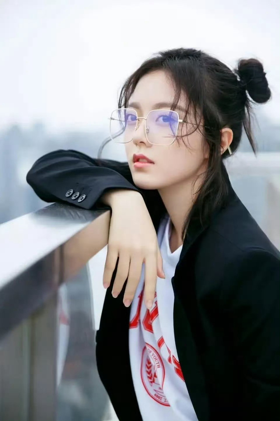 为什么赵今麦目前资源看起来要比张子枫要好？​​在娱乐圈的残酷现实中，外貌对于演员
