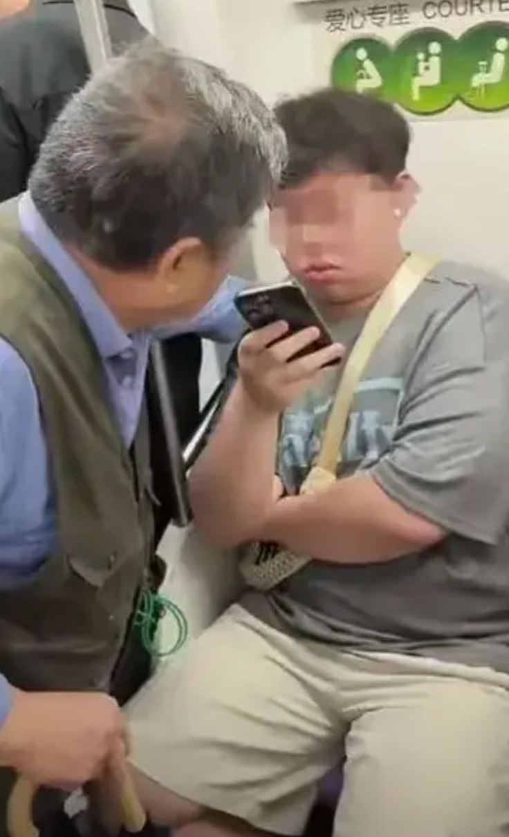 一年轻人坐在“爱心专座”上，旁边一老人道，“我83岁了，年轻人，让一下，谢谢！”