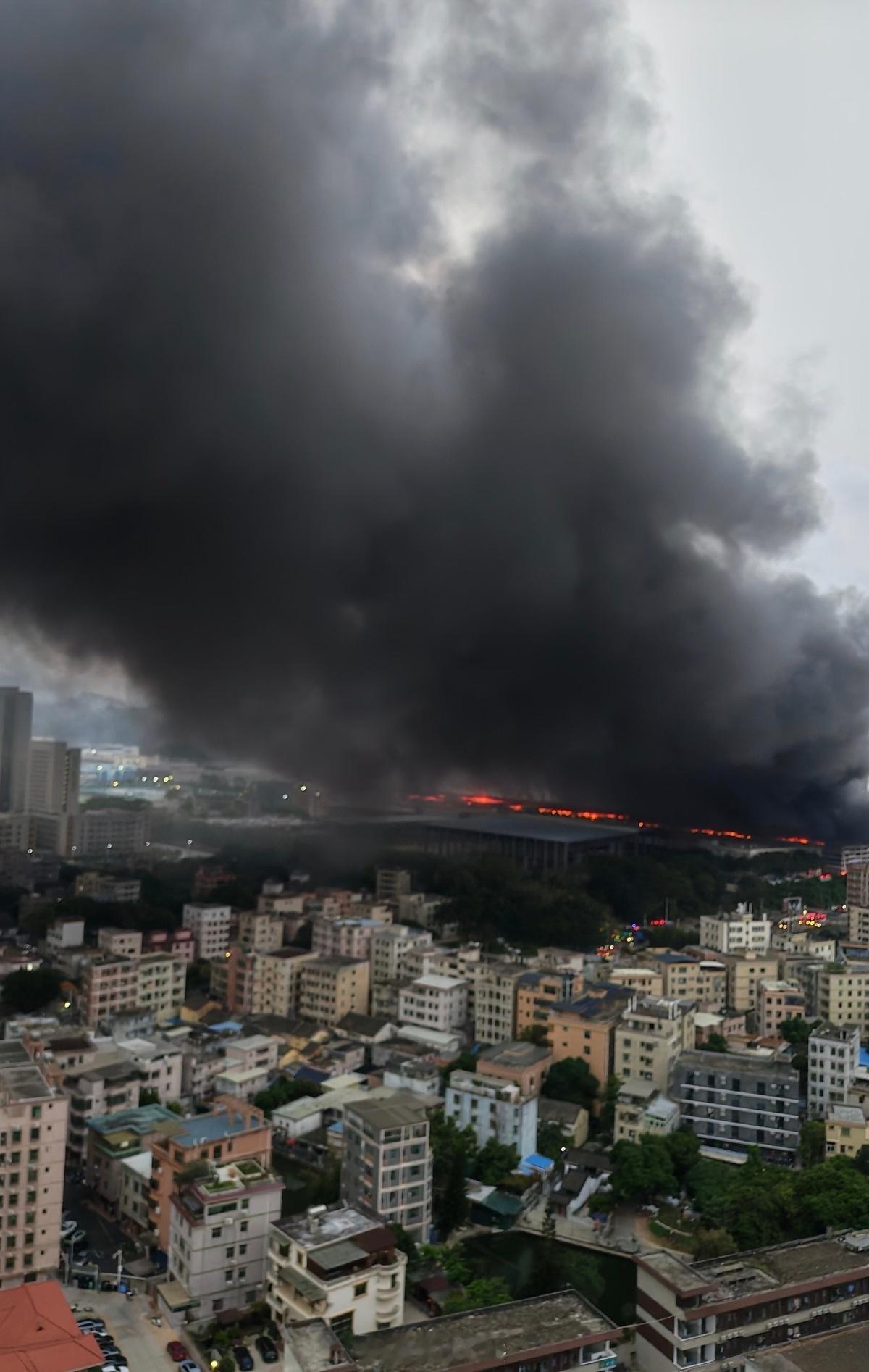 坐标坪山，某深圳车企的立体停车场烧了几个小时。。深圳