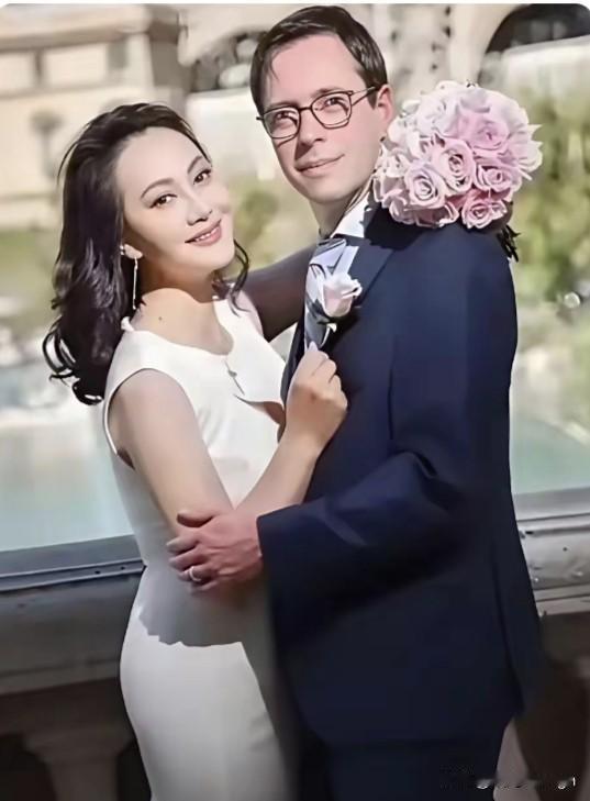 这张照片是大宋佳和他的比利时富商丈夫史蒂芬，这张氛围感满满的婚纱照，把两人温柔恩