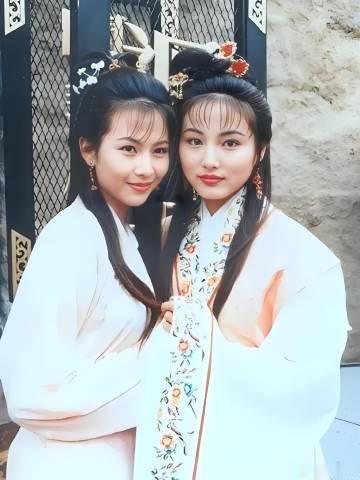 1995年，22岁的蔡少芬和25岁的张延，两人共同参演TVB狄龙版《包青天》。
