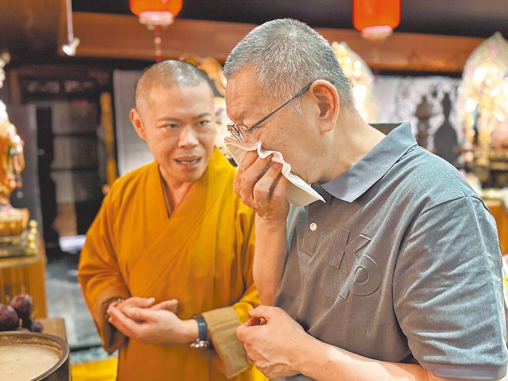柯文哲泪崩祭父！10日上午，柯文哲到桃园芦竹区“宏愿大千世界”祭拜父亲牌位，一直