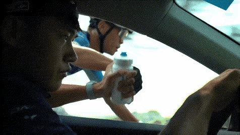 公里自行车补给，虽然拿、取都有三秒限制，但已经足够运动员卡规则bug了。每个人都