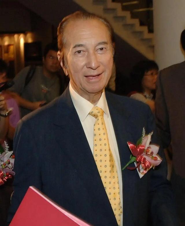 2007年，85岁的赌王中风入院，貌不惊人的小护士邓咏诗，愿给赌王擦身体。结果没