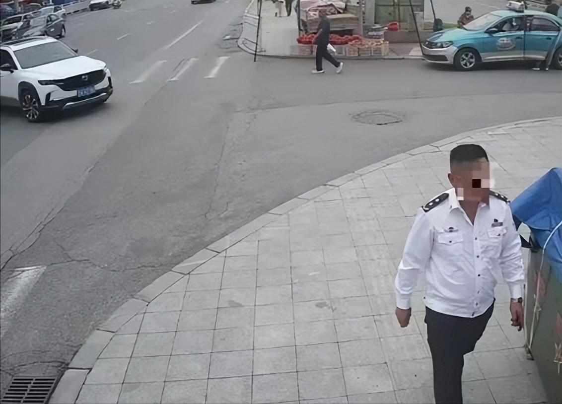 假警察官太大，演技不过关被真警察识破，外形和说话都出卖了他。辽宁辽阳，10月1