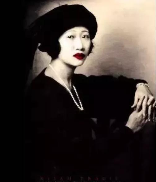 1956年，顾维钧正在朋友家打牌，妻子黄蕙兰怒气冲冲地闯入，拿起桌上的一杯茶水，
