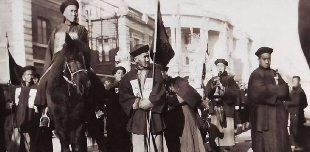 张勋入京后迅速驱逐黎元洪、解散国会，拥溥仪复位，自封忠勇亲王，却在一场仓皇溃败中