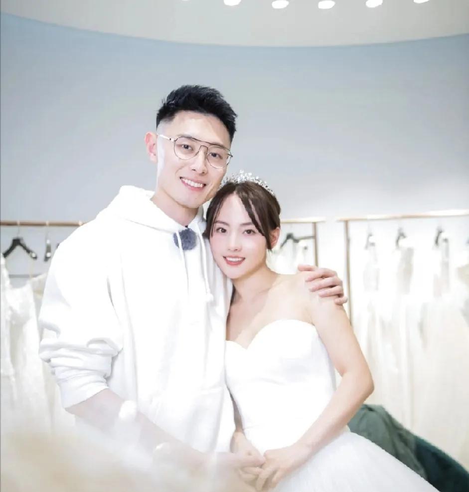 还记得那个手抖着求婚的买超吗？当年一句“没有你，我这辈子宁愿不要”，甜翻全网