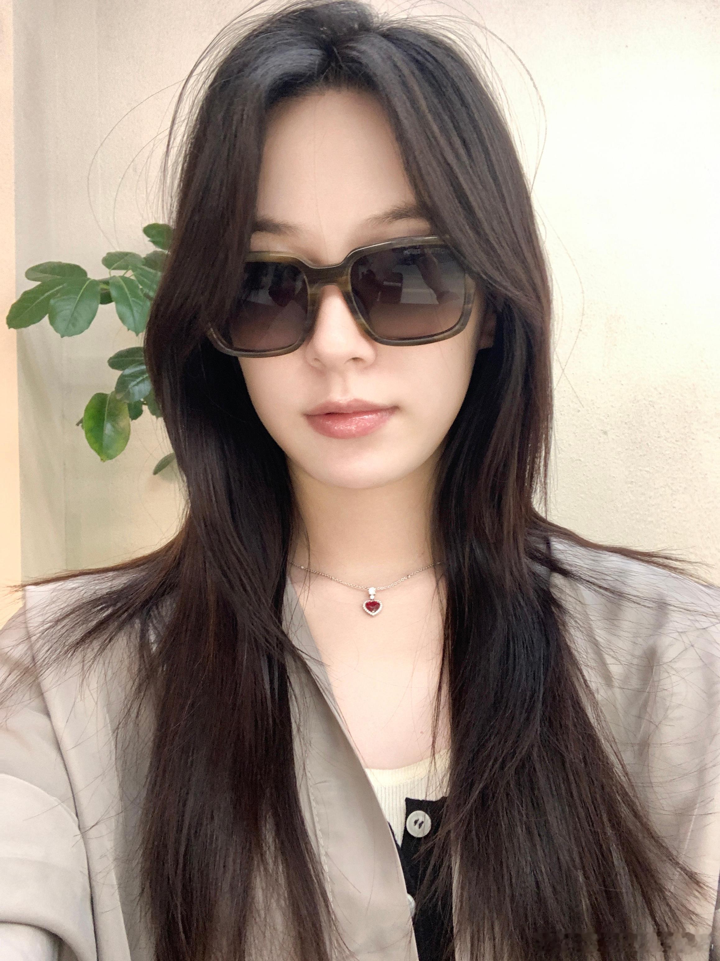 昨天剪的高层次刘海收获一根倔强白头发