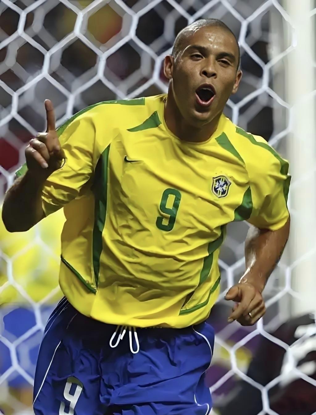 足坛历史金球奖最佳阵容！大家认同吗？前锋:范巴斯滕大罗梅西前腰:马