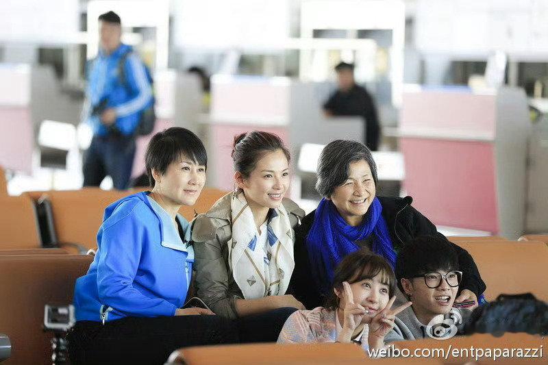 花少真正的破冰☞刘涛扶了摔倒的凯丽，大家加了好友，一起拍了照……第一次见面的作用基本上等于零[吃瓜]