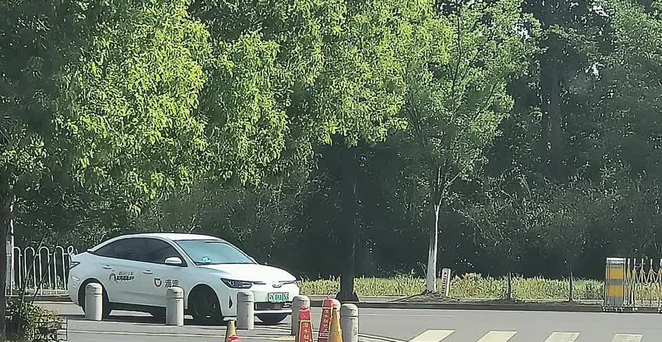 在滴滴司机收入下滑，滴滴单价调低之际，滴滴公司的利润却在攀升，这着实令人费解，也