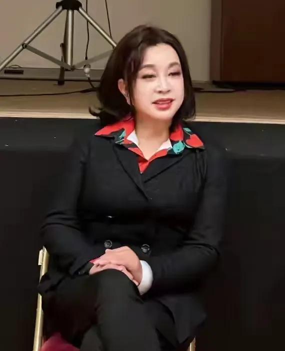 75岁刘晓庆判了，风光半生，终究要为自己的“欲望”买单。2026年8月31日，深