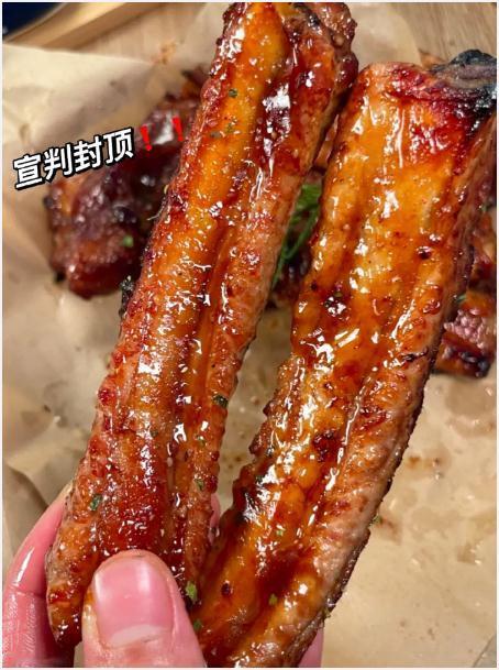 这诱人的蒜香排骨，可直接出摊了！一定要切长长的一条吃起来超级过瘾​​​我的宝藏食