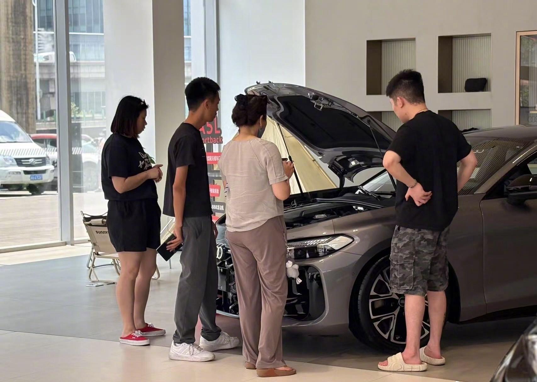 不少人已经进店围观上汽奥迪A5L了，新车确实帅啊，无边框大溜背，运动轮圈+卡钳，