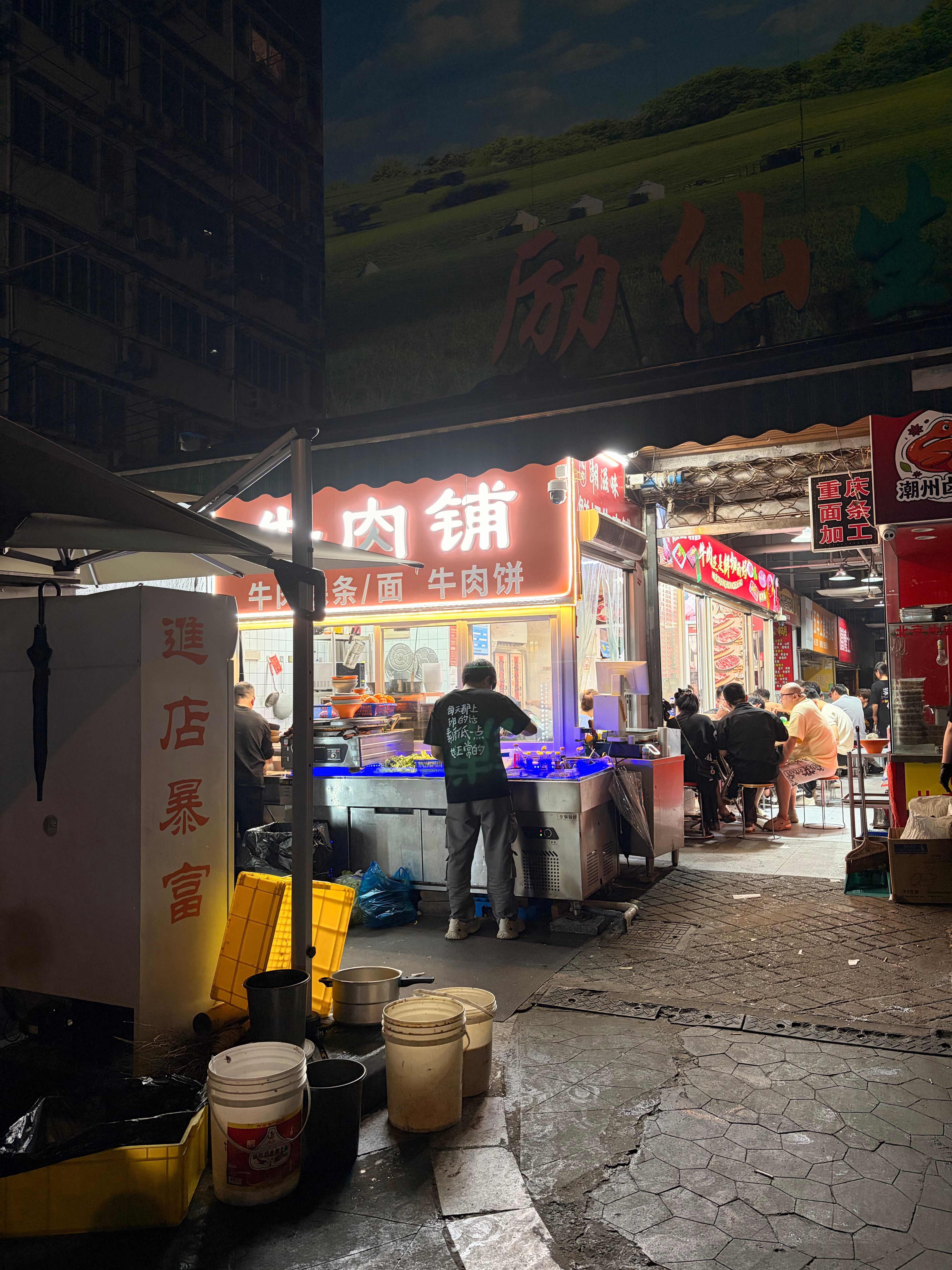美食菜市场里吃牛肉火锅是什么体验上海·魔都潮滋味·鲜牛肉铺子(东新支路店)