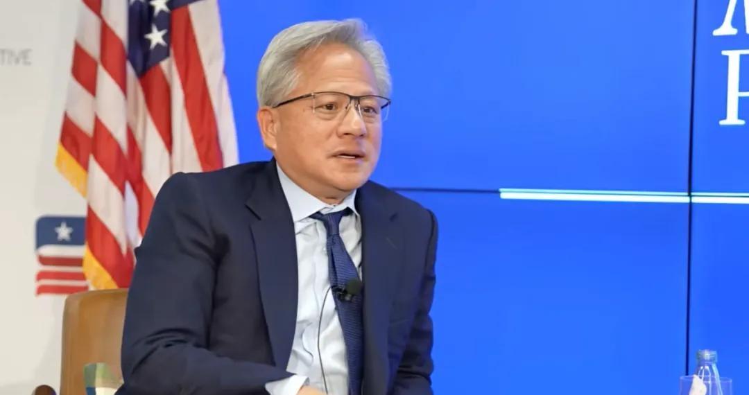 黄仁勋那身黑皮衣，终于还是挤上了空军一号！这哪是坐飞机，分明是救命来了咱今儿