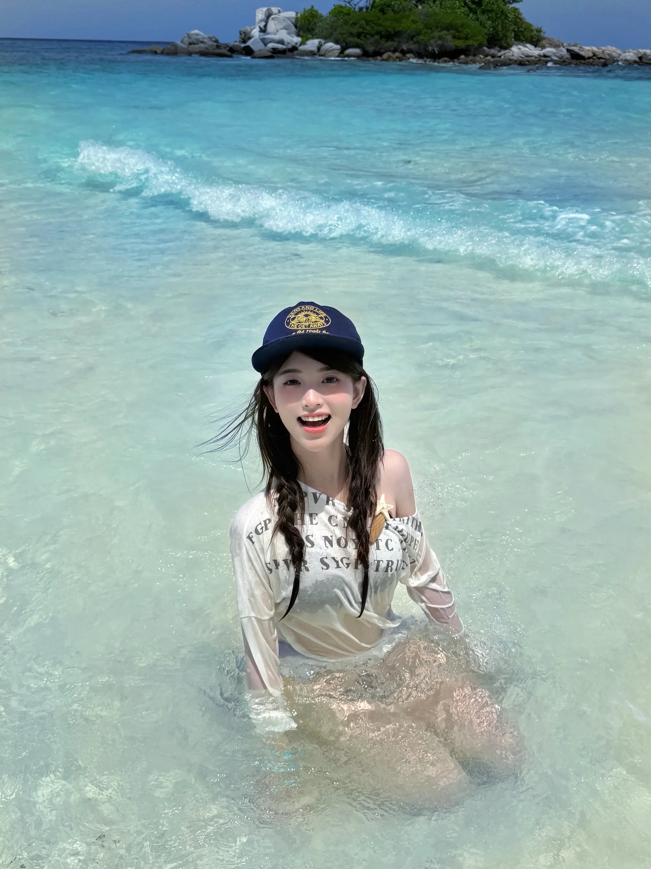 再次听到她的消息是她又去旅游了🏝️ 这次是普吉岛🐠🎣🐡🪼🪸...