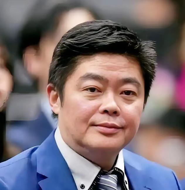 他给日本人当教练，一心琢磨如何击败中国队。然而他自己的两个儿子，却都留在德国训练