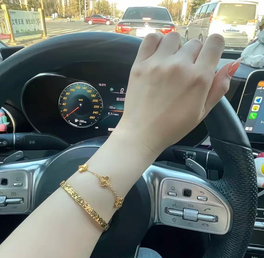 我给老公说，有个朋友因为老公推三阻四不给她买金手镯离婚了，然后二婚直接五金全安排