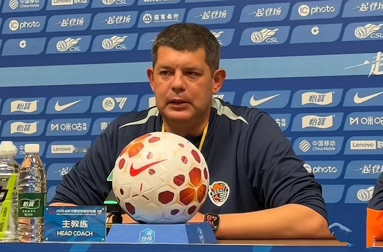 青岛海牛主帅里斯蒂奇透露了本轮中超没让邝兆镭上场的原因。在接受记者媒体的采访时