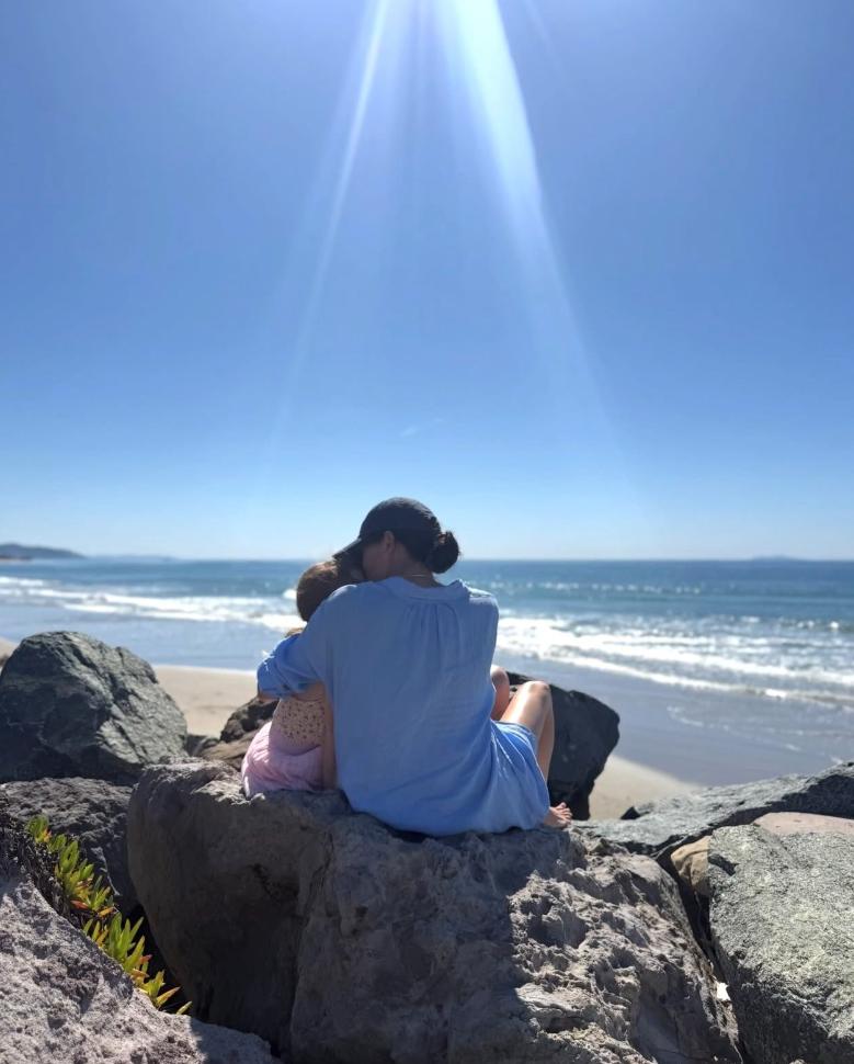 梅根又发新照片啦！3月8日国际妇女节，梅根也发了张海边独家照庆祝。画面中