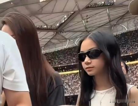 戚薇11岁女儿身高戚薇11岁女儿身高差不多160，她和戚薇一样戴副墨镜非常