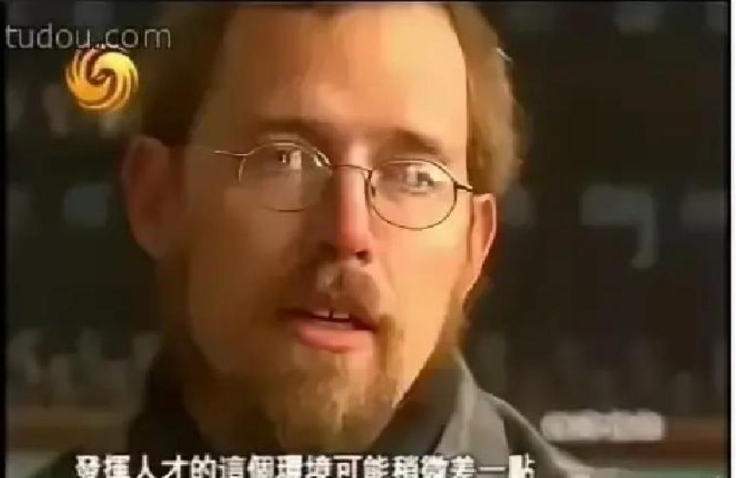 1994年，一个美国青年大卫来到广东珠海当老师。听说每月工资有3000块，他气得