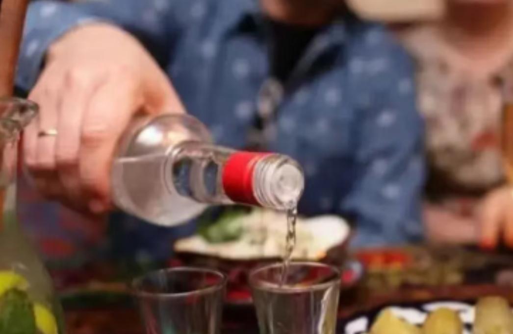 必须严惩！山东平度，50多岁的村支书喝了2两白酒后，溜达到16岁女孩家中，趁女孩