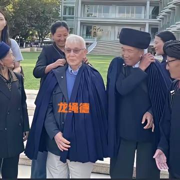 龙云唯一健在的儿子回云南祭祖，穿上特色的民族服饰，虽然90多岁，仍然精神矍铄，不