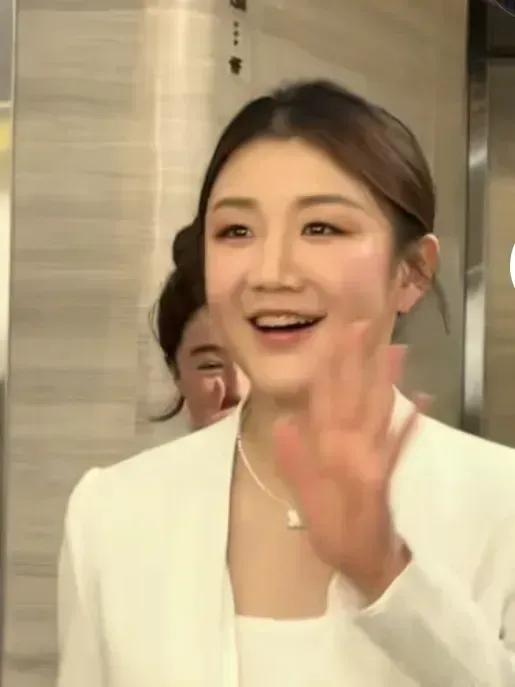 官媒见证！陈梦0-4负王曼昱从容离场，那些落泪与坚守藏着乒乓热爱2025