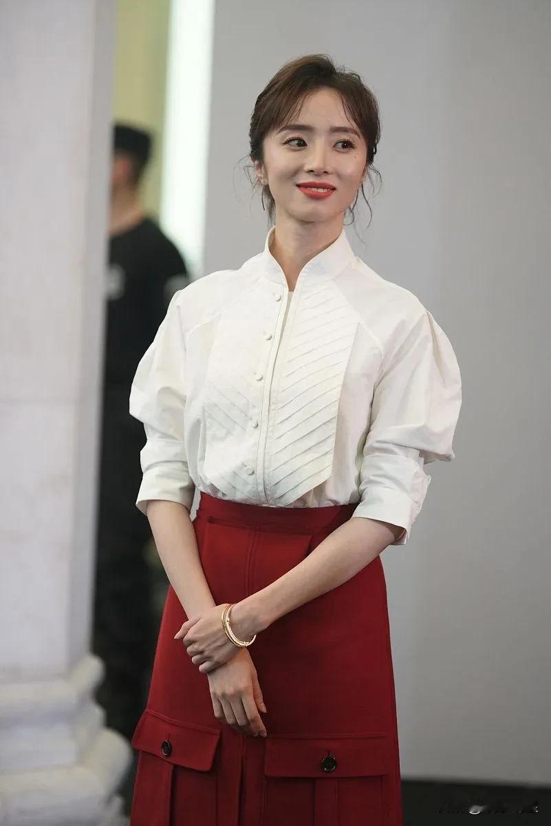 审美不该设限，胡冰卿的清冷气质自有韵味，包容多样才是真美。