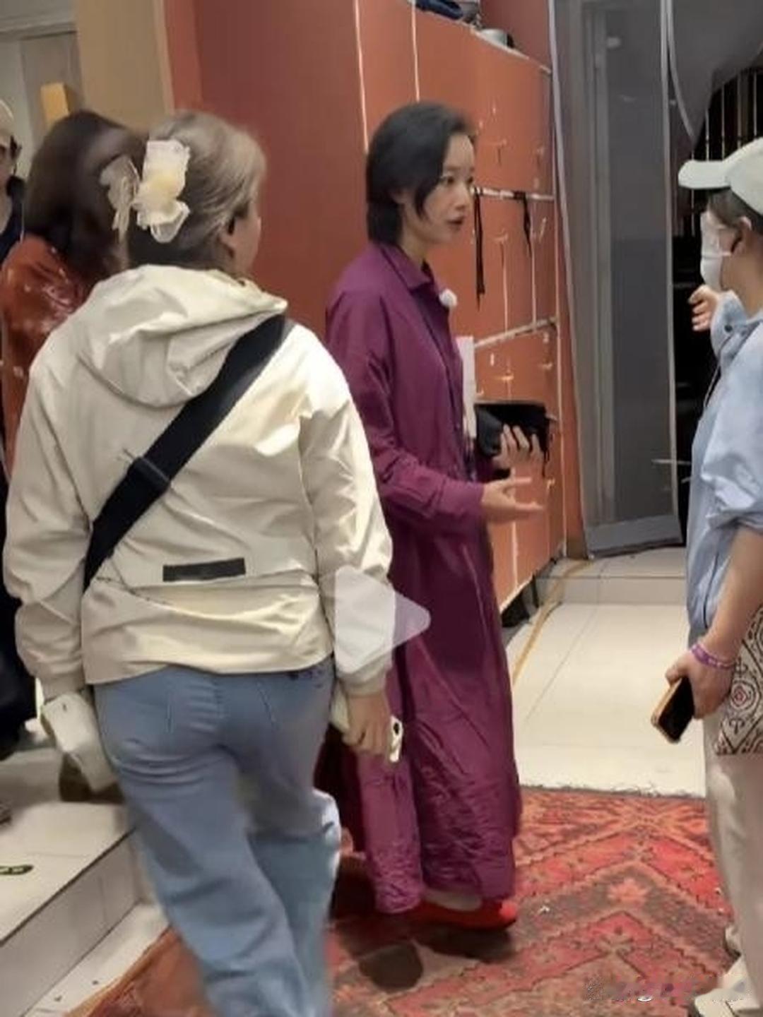 倪妮出现在新疆一家火锅店。没化妆，打扮很朴素。法令纹挺深的，看着有年龄感，没什么